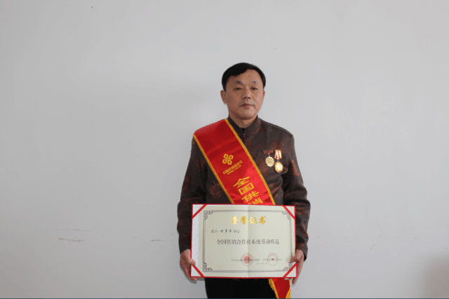“聽黨話，跟黨走，做好人，做好茶”堅(jiān)守12字箴言甘多平榮獲全國(guó)供銷合作社系統(tǒng)勞動(dòng)模范